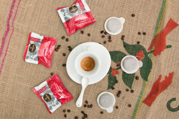 miscela-cagliari-forte-deciso-speziato-caffè-caffe-coffe-coffee-espresso-italiano-italian-espresso-cialdoro-caffè-blend-cialde-carta-filtro-compostabile-caffè-artigianale-